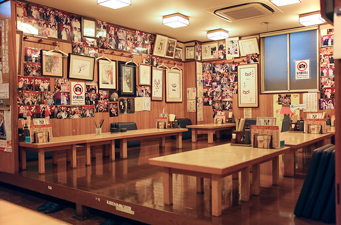 壁にたくさん写真やサインの貼ってある店内の様子